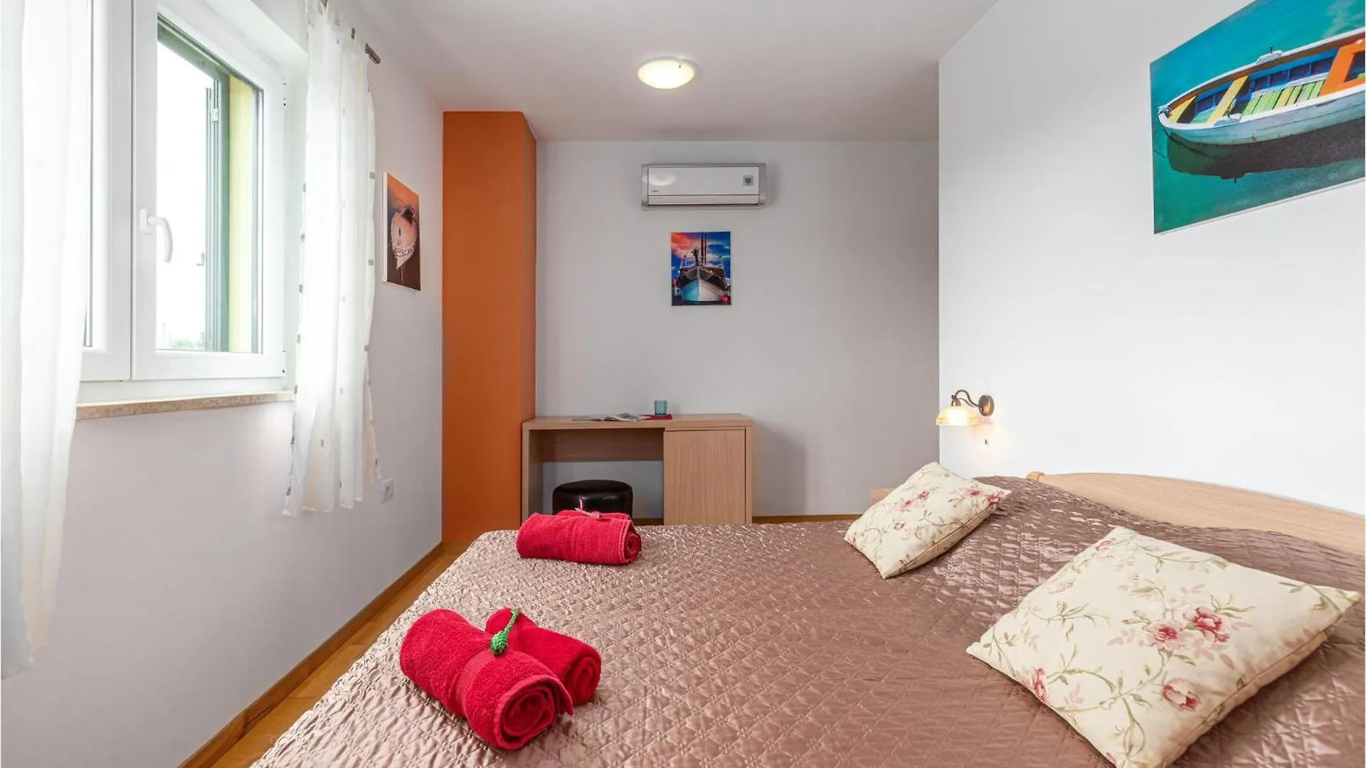 Сasa de vacaciones 4 Bedroom Cozy Home In Kunj