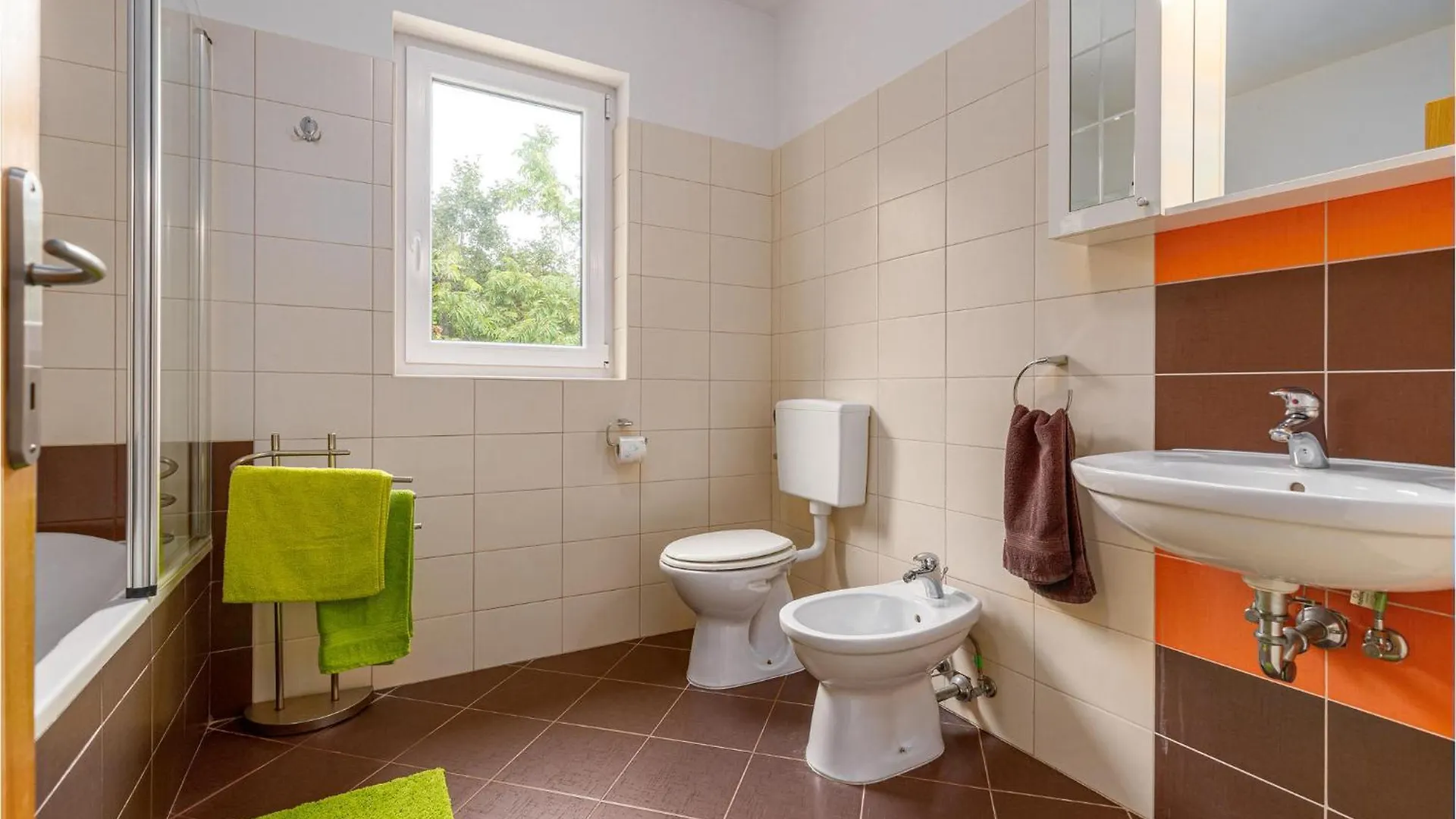 Сasa de vacaciones 4 Bedroom Cozy Home In Kunj