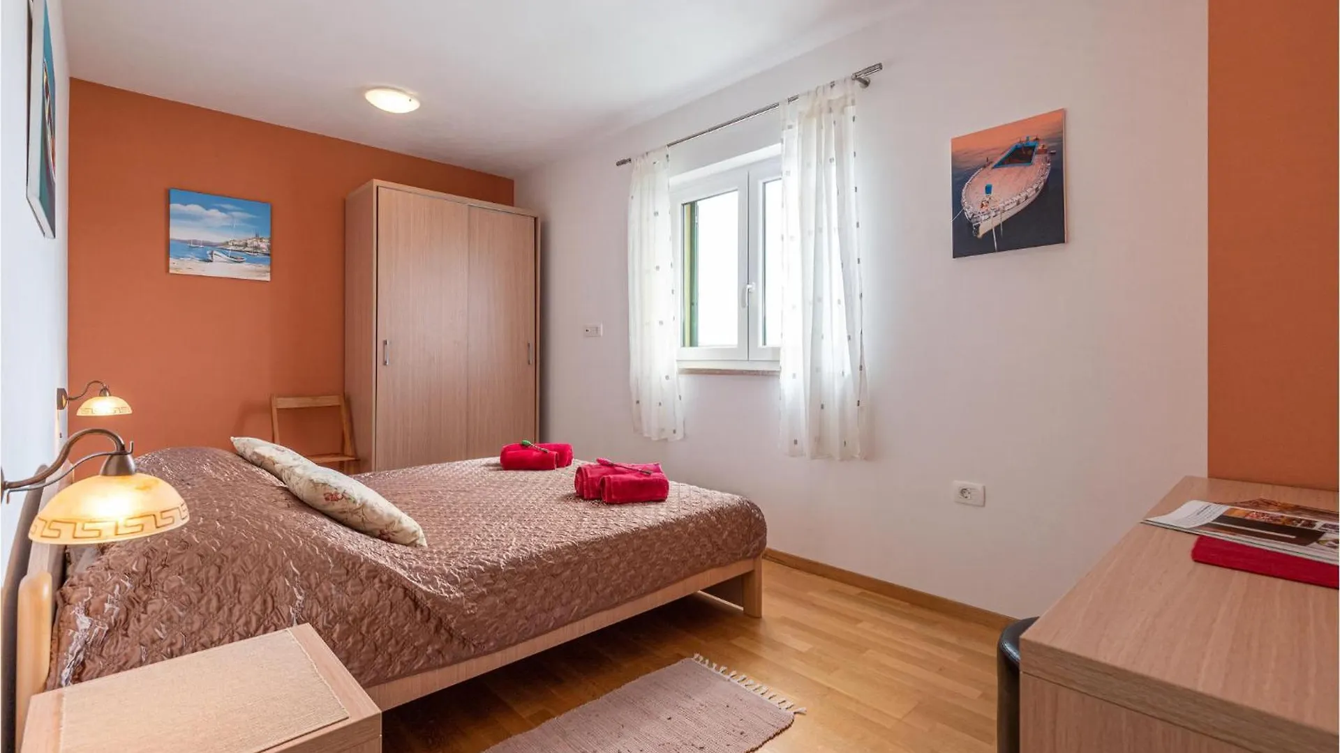4 Bedroom Cozy Home In Kunj 0*,